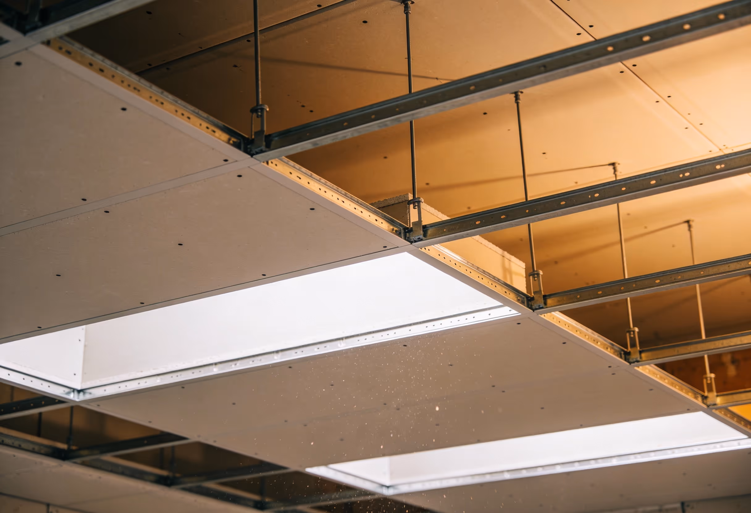abgeh ngte decke im trockenbau mit metallprofilen und gipskartonplatten